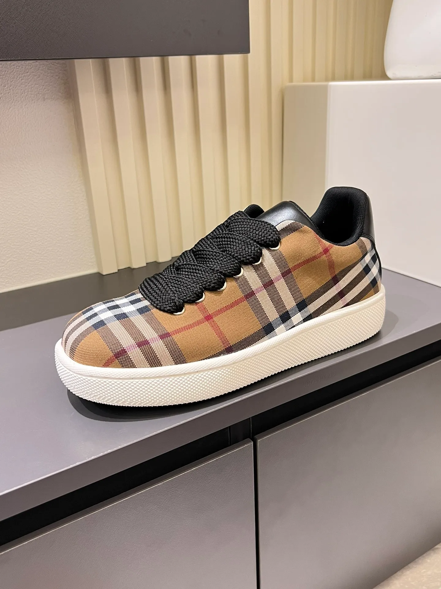 Men's shoes 💰p380 "Burberr*" new thick-soled men's casual sports shoes, cool sneakers and bread shoes, originally purchased and developed, the top version of Box series sports shoes, made of smooth calfskin fabric, embellished with embossed Equestrian Knight logo (EKD). Made of mesh lining, the laces are decorated with metal coils, the rubber soles are decorated with the Burberry letter logo, and the original molded 3.5CM two-color T men's shoes 💰pU outsole! Male 38-44 (45 customized)